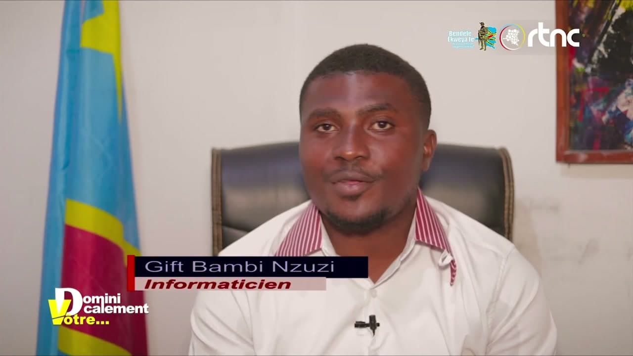 Gift Bambi Nzuzi interviewé par la RTNC dans son bureau, sous-titré « Informaticien »