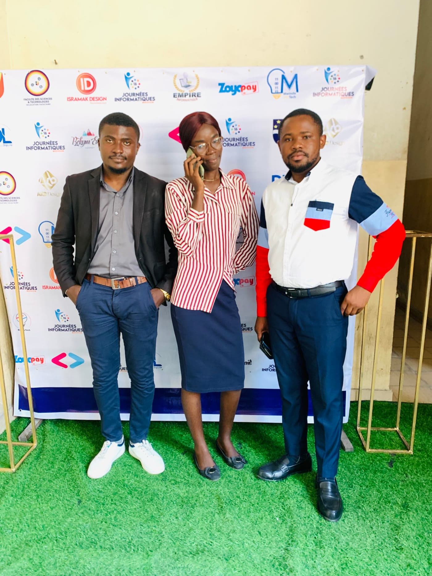 Gift Bambi Nzuzi avec des membres de l’équipe des Journées Informatiques