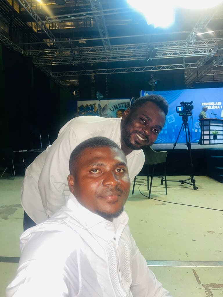 Gift Bambi Nzuzi sur le plateau de Congolais Téléma, RTNC